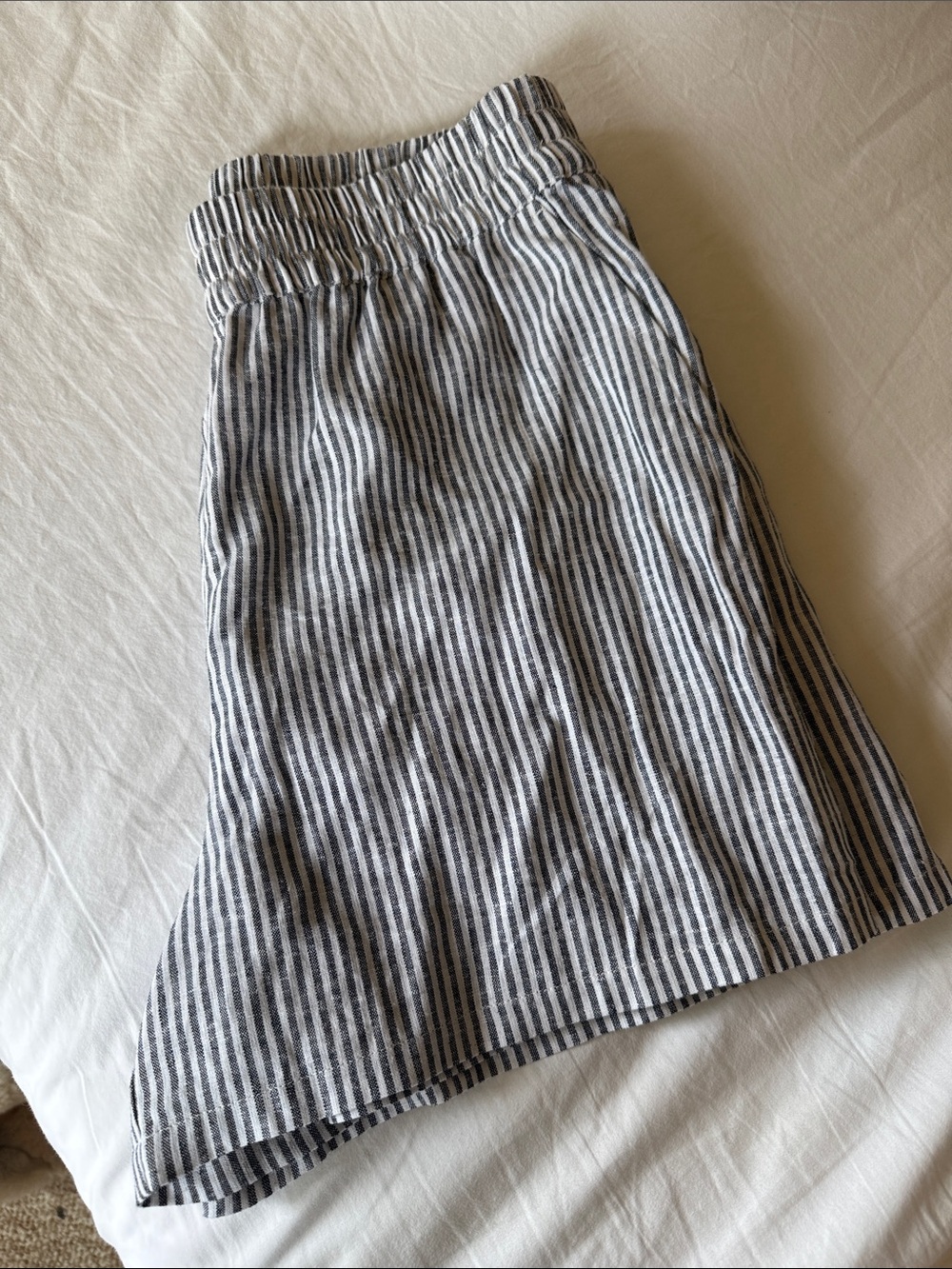 Evereve Striped Elastic-Waist Shorts - Black & White